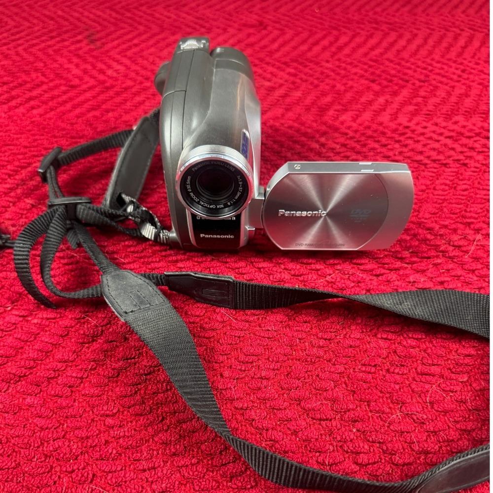 Panasonic VDR-D100 DVD Palmcorder Camcorder 30x Optical Zoom Silver Grey VDRD100